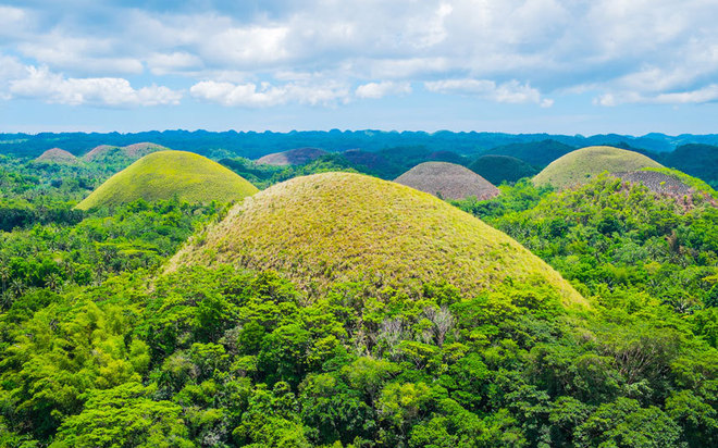 Đồi Sô cô la (Chocolate Hills) là điểm tham quan nổi tiếng nhất ở đảo Bohol. Ngọn đồi trông giống như được tạo thành từ hàng triệu thỏi sô cô la tan chảy. Mùa mưa, ngọn đồi khoác lên một dải màu xanh của cây cỏ đến mùa khô chuyển sang nâu, tạo nên những cảnh tượng màu sắc rất ấn tượng.